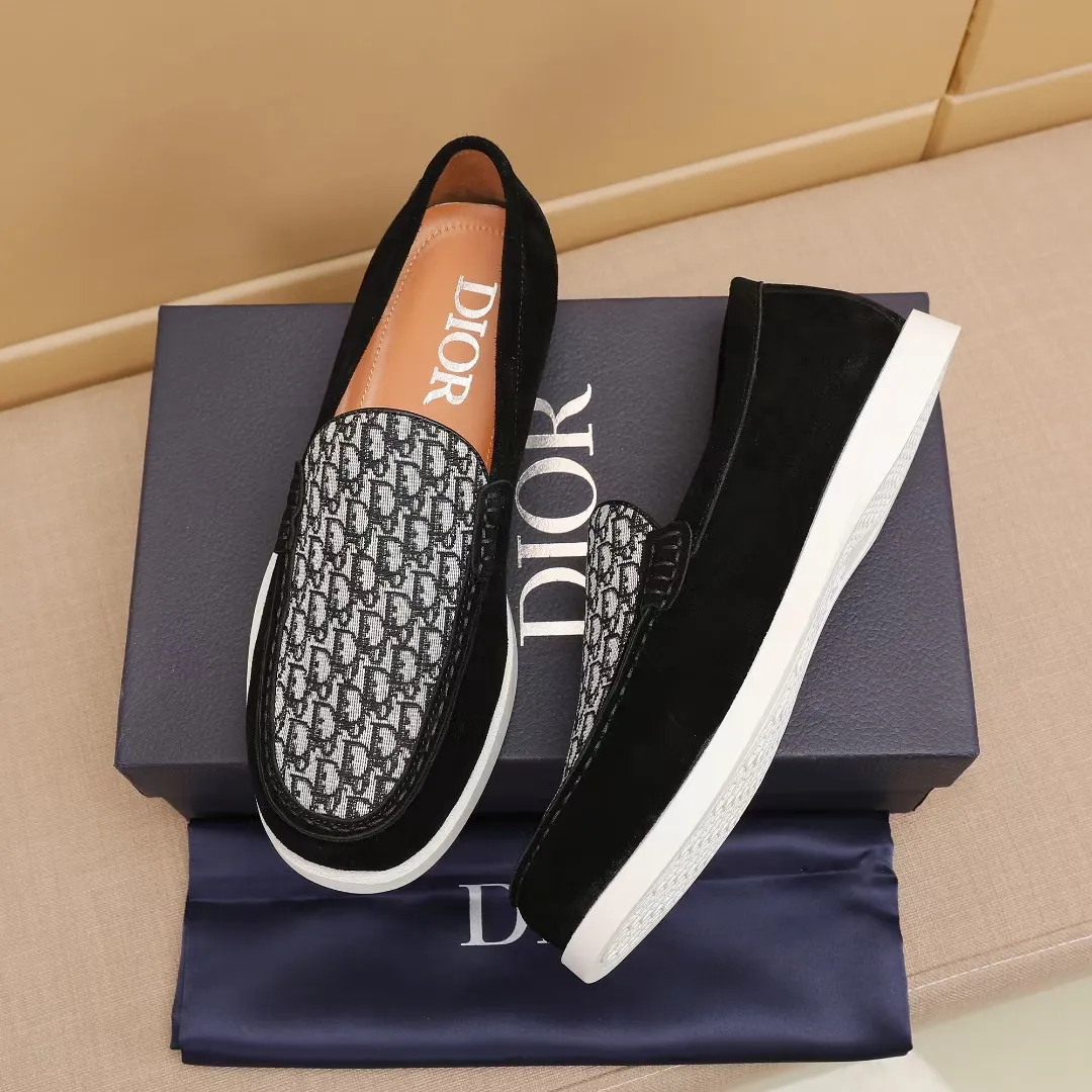 Men's Men's Shoes 💰400 [New Style] 🏍️🏍️Dior - This Dior Granville loafer is a casual dress shoe. Crafted from luxuriously soft beige suede, it features a beige Oblique print panel on the upper. The lightweight cream-white rubber sole is more sophisticated. The Dior Oblique pattern is engraved on the outsole to enhance the style, and the Dior logo is engraved on the back side. Adds elegance to any casual look.